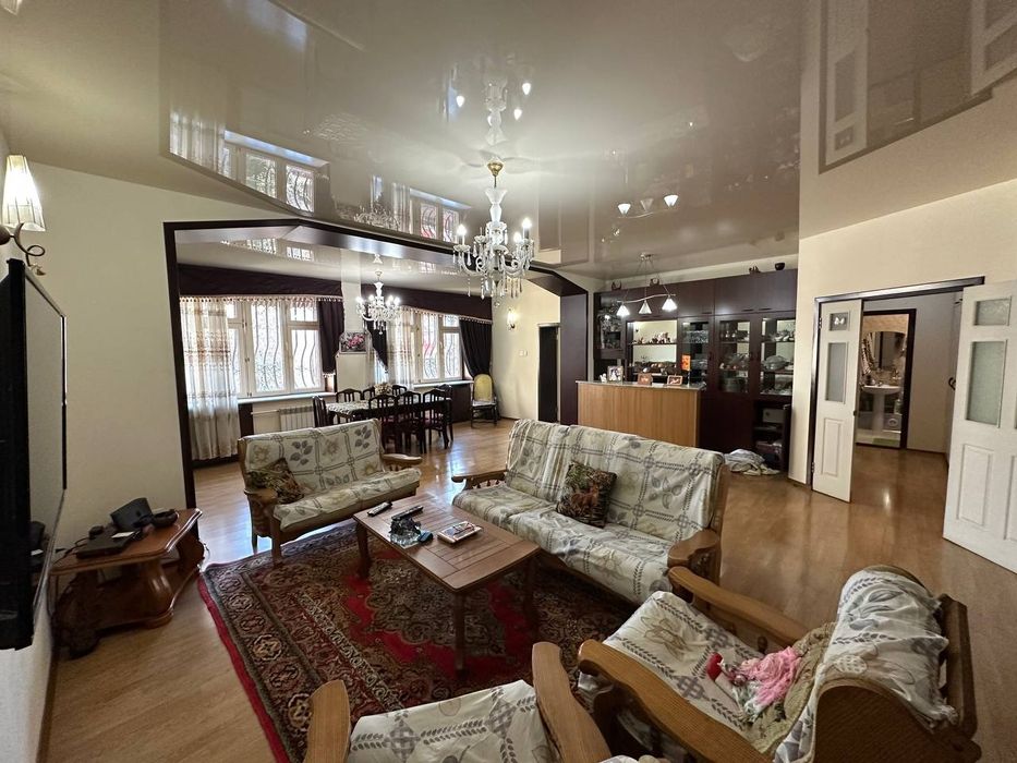 Продается 3/3/4 Попугайчик