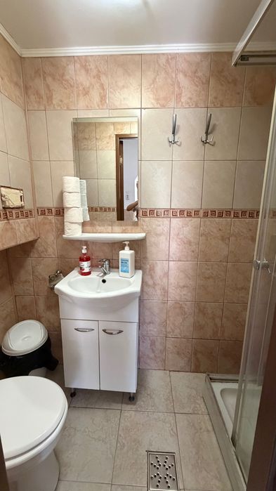 Închiriez cameră, tip garsonieră, disponibilă la curte