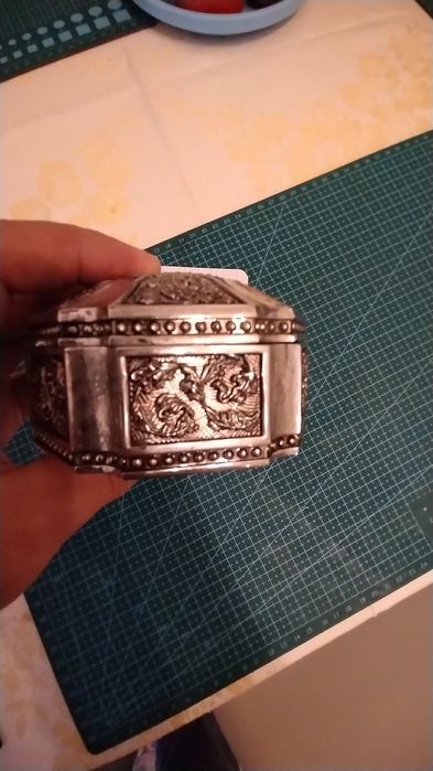 Vând caseta antimoniu bijuterii