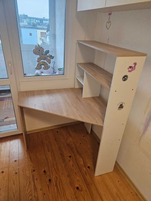 Ъглово бюро с рафтове