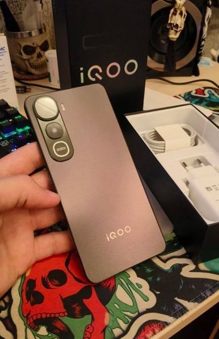 Смартфон IQOO Z10 lite.