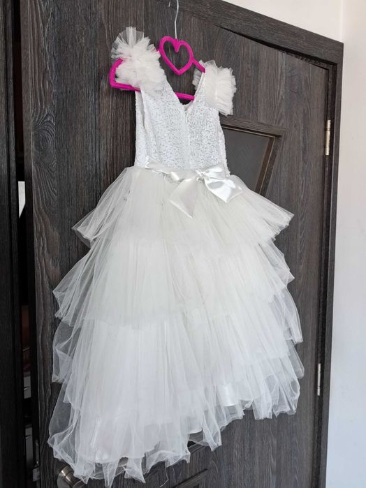 Детска официална рокля в бяло от пайети и тюл на пластове