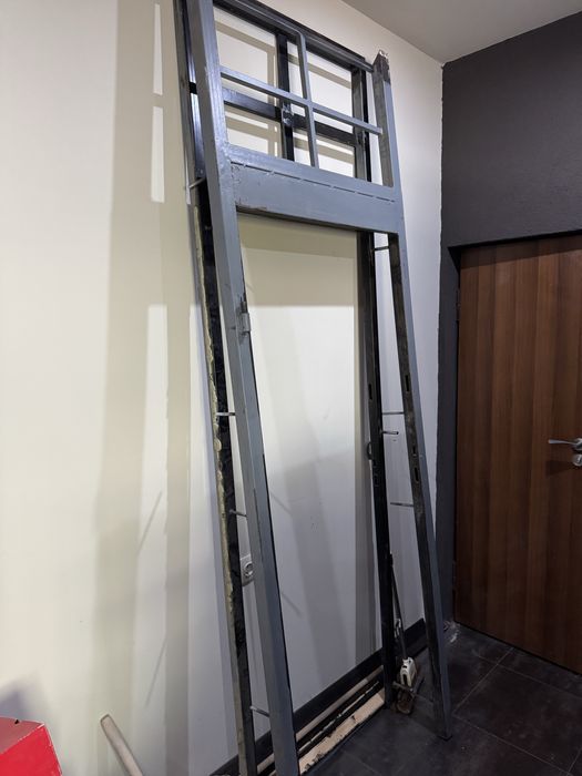 Продават се две Масивни врати с рамки