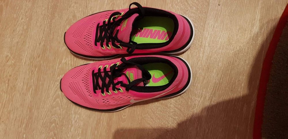 Adidasi NIKE noi, originali