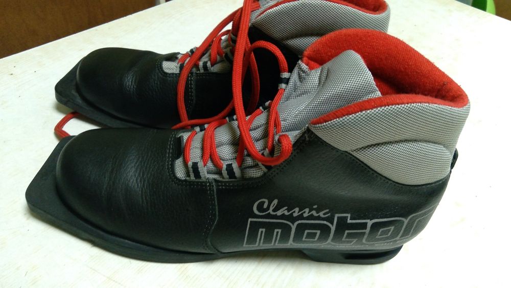 Продам мужские лыжные ботинки