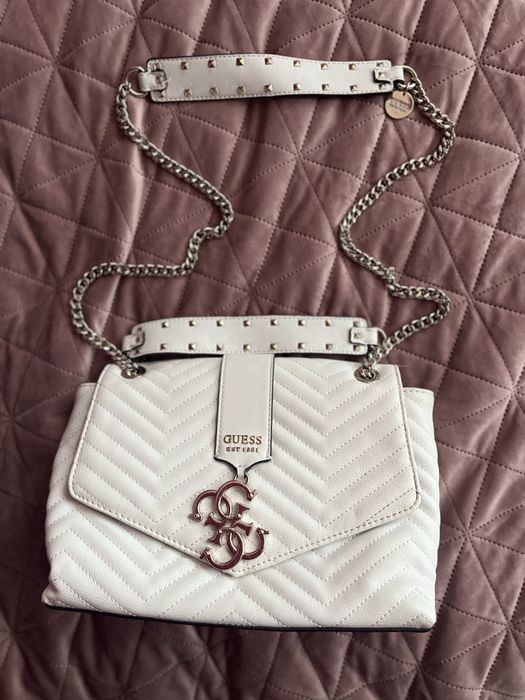 Бяла кожена чанта, guess