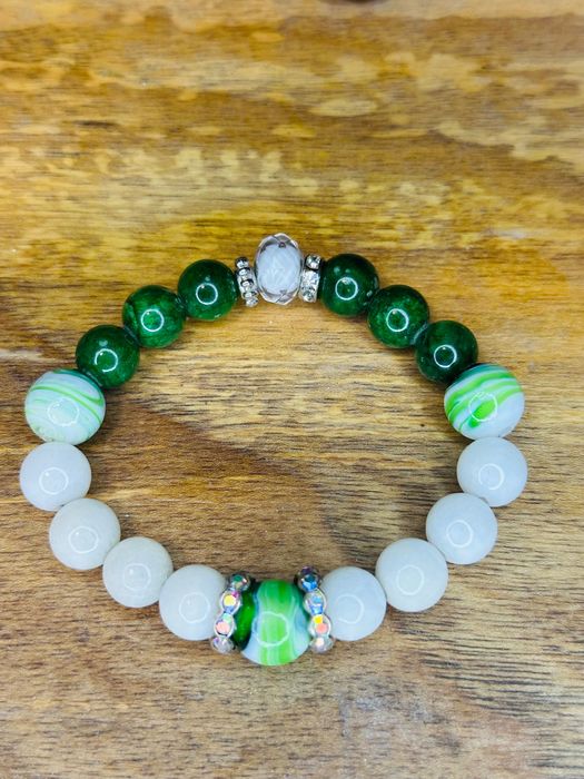 Гривни от естествени камъни и кристали