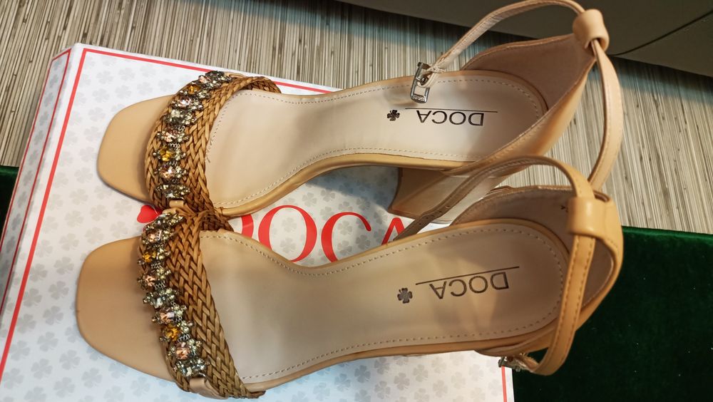 Sandale crem cu toc, model deosebit, noi, marimea 39