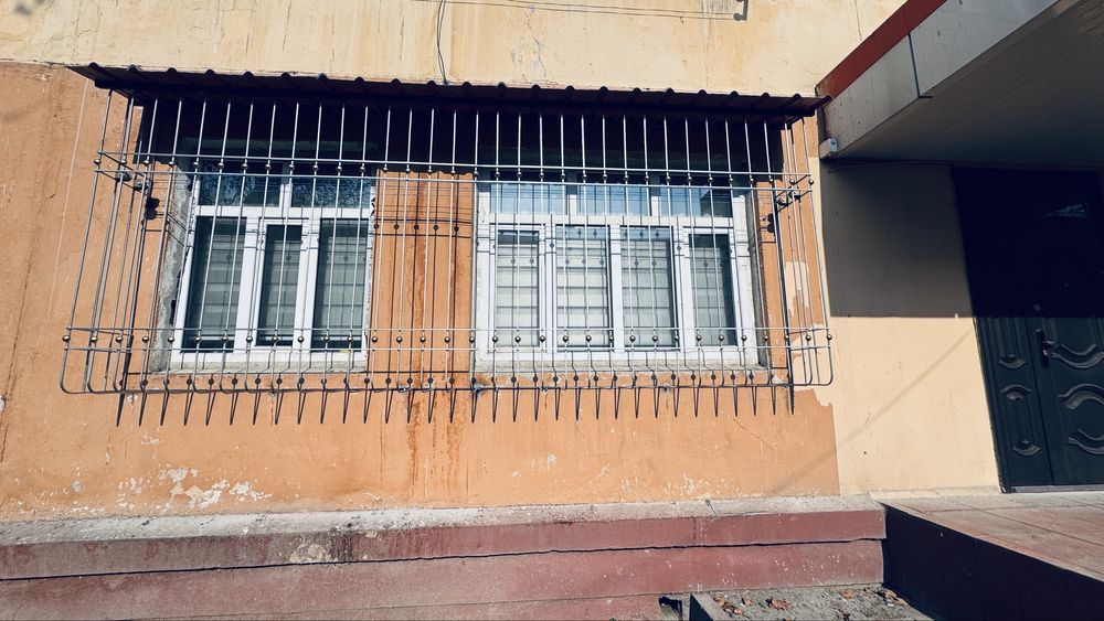 Mirzo Ulug’bek metroga 60 metr yaqinlikda. Korzinkani yonidagi dom