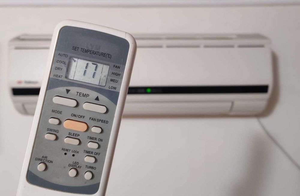 Aer condiționat 12000 BTU funcțional + telecomandă (complet)