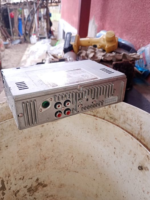 Vând radio auto model JSD-520, în stare bună de funcționare.