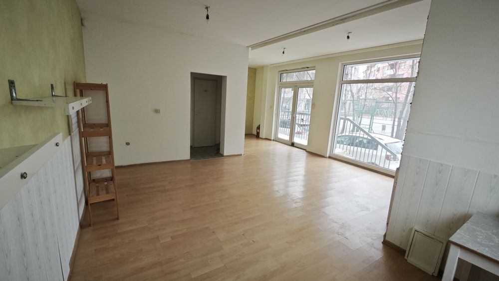 Под наем: Офис, помещение, магазин.