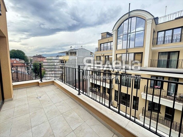 Продава се Тристаен апартамент в София, Център - 132 кв.м за 2917 €/кв.м - Снимка #1