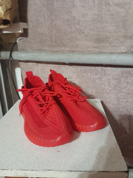 Кроссовки красные