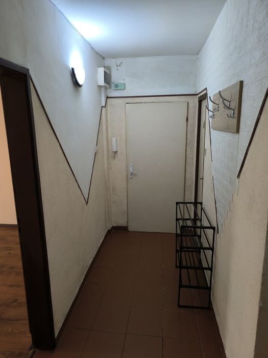 Отдавам тристаен необзаведен апартамент в кв Дървеница, София под наем, състоящ се от хол, две спални, кухня, баня, тоалетна и две сервизни помещени я