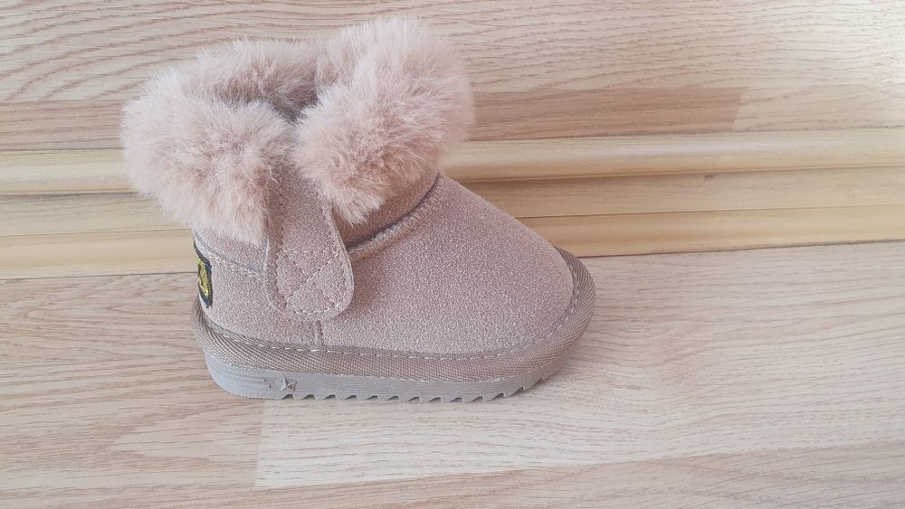 Чисто нови бебешки ботушки