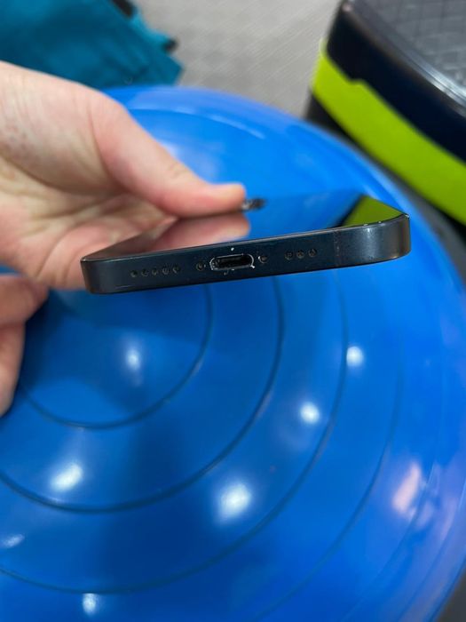 Айфон 13 в синем цвете