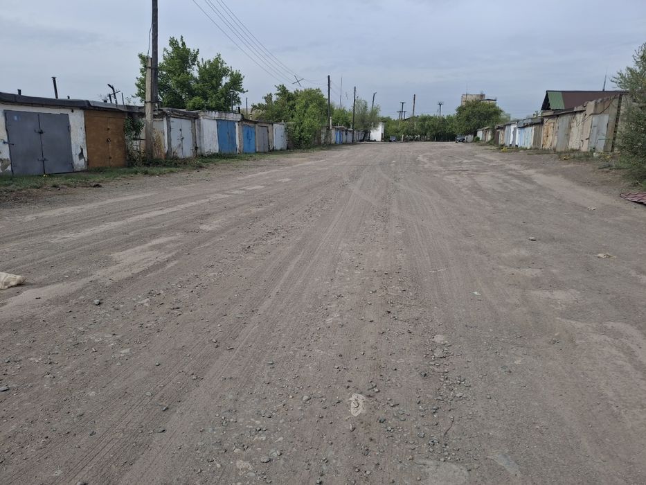 На 2 машины  гараж  просторный.