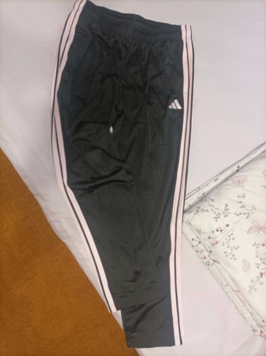 Спортен екип Adidas дамски размер М само е пробван веднъж НЕ носен