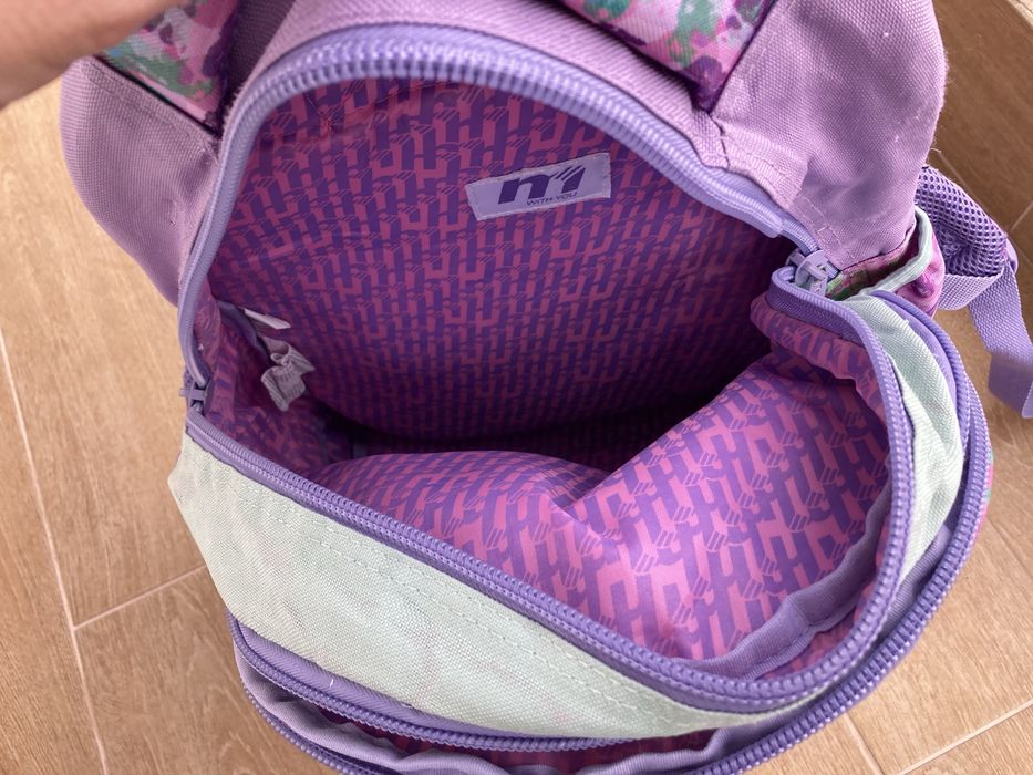 Продавам ученическа раница на колелца