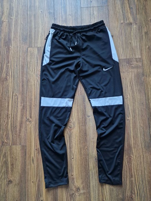 Мъжки спортен екип долнище и горнище размер S M L XL 2XL 
Най-висок кл