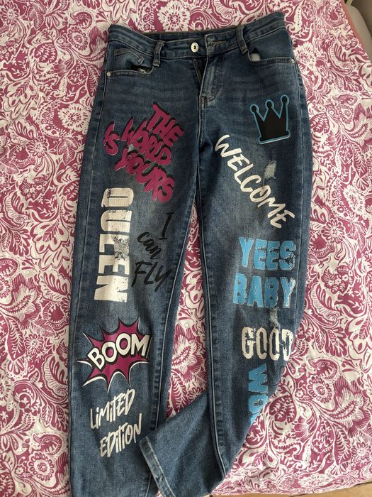 Сини дънки с щампи