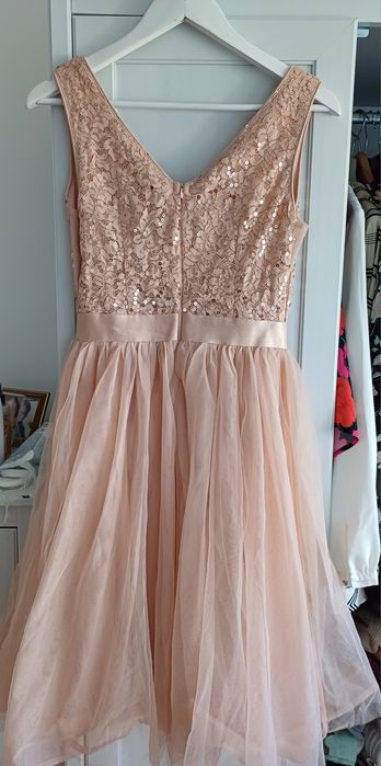 Дамска рокля в цвят шампанско