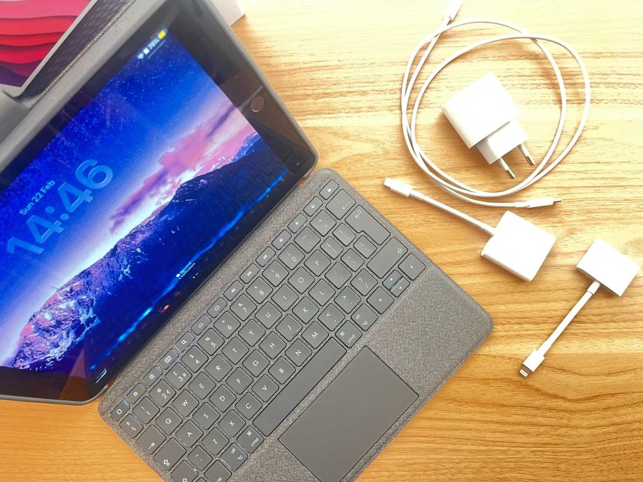 iPad 9th (2021) 64 GB + Калъф и клавиатура + Видео и USB адаптери