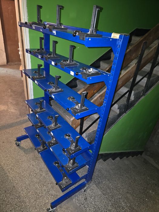 Метален стелаж с колела