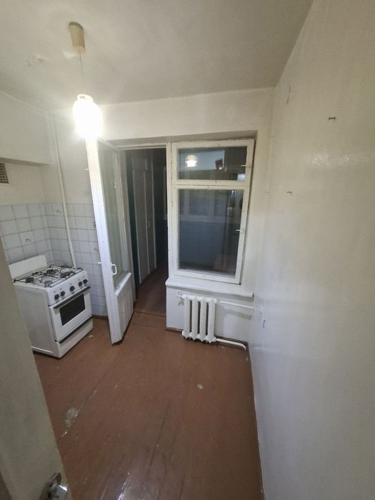 Продаётся на Юнусабаде 4 , 2/4/4 кирпич ,б 2×6м ,ориентир,,Сезам,,