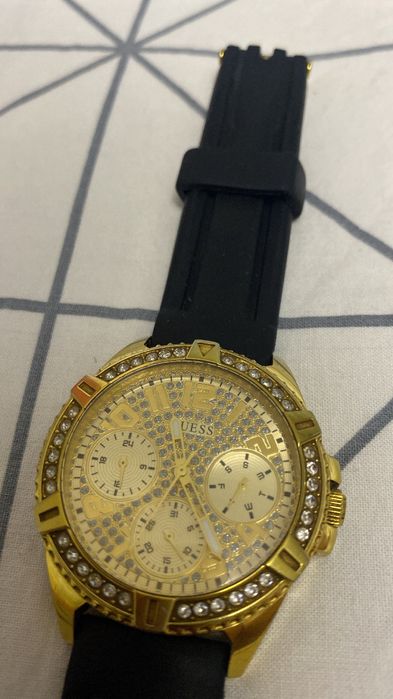 Продавам оригинален часовник на Guess.