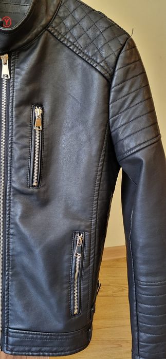 кожено яке момче