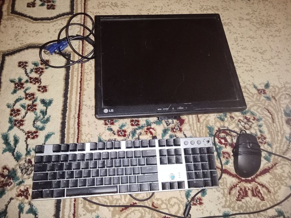 Ноутбук,велик,унитаз,телефон