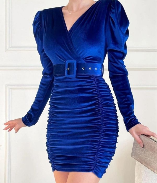 Синя кадифена рокля