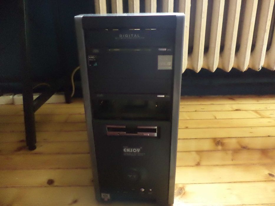 Продавам kaкачствена  голяма компютарна кутия+малка+захранване