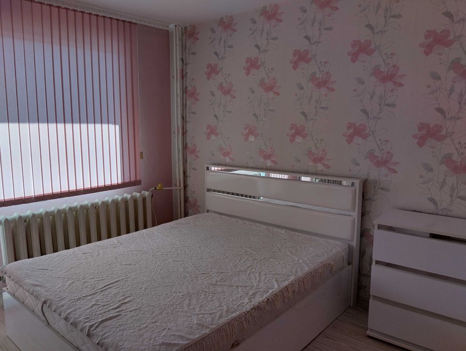 Дава под наем делгосрочно тристаен разширен апаратамент