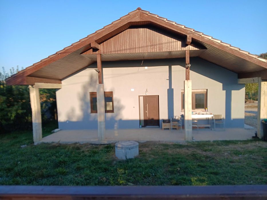 Casa noua ee de vanzare