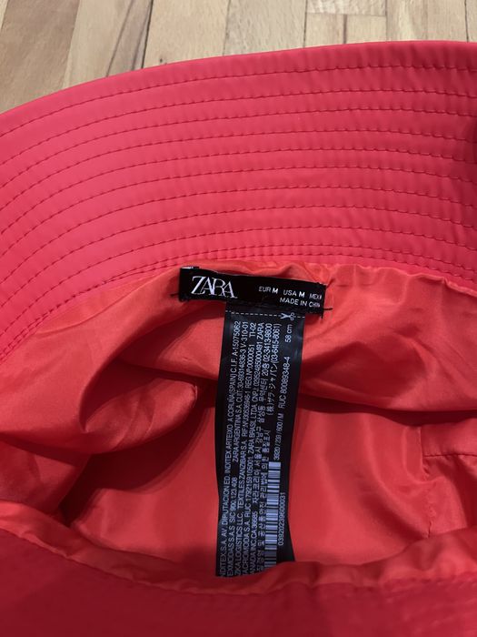 Шапки ZARA с леки забележки