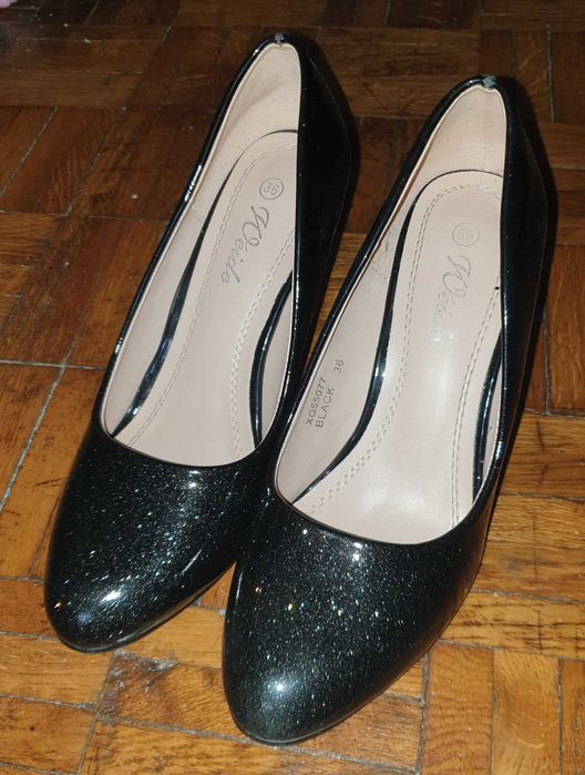 Pantofi nr 36, cu toc negri, lacuiti cu sclipici, stiletto