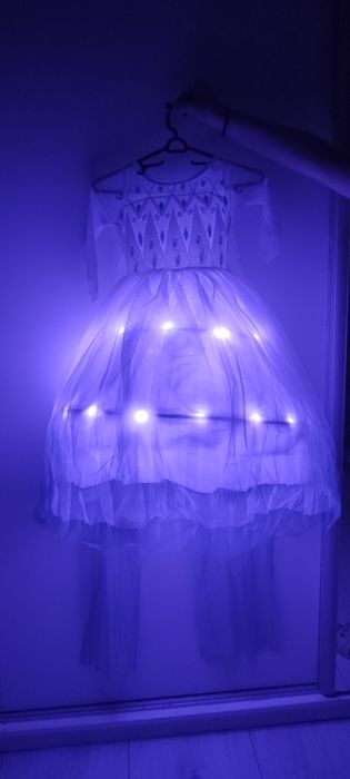 Светеща рокля на Елза с два подаръка светещ ластик и корона