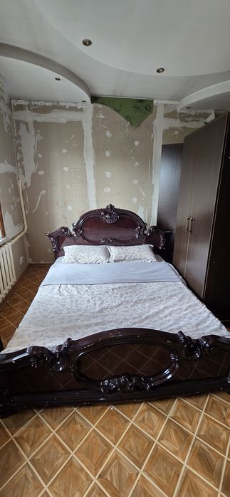 Продам кровать с матрасом и тумбами
