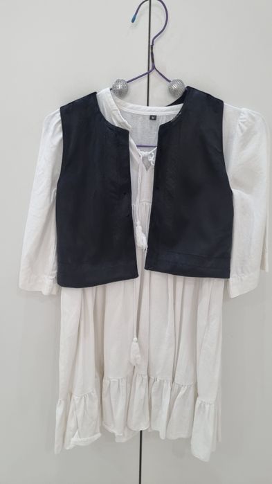 Одежда для девочек, платье, куртки.