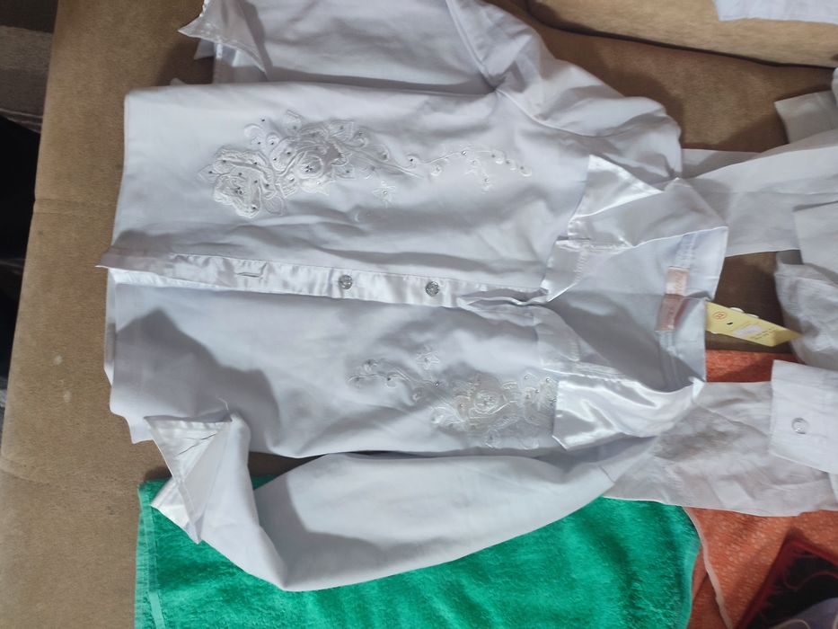 Продам белые рубашки на девочек