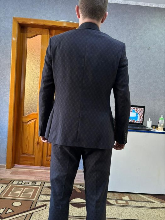 Продам костюм новый 52 размер рост 165