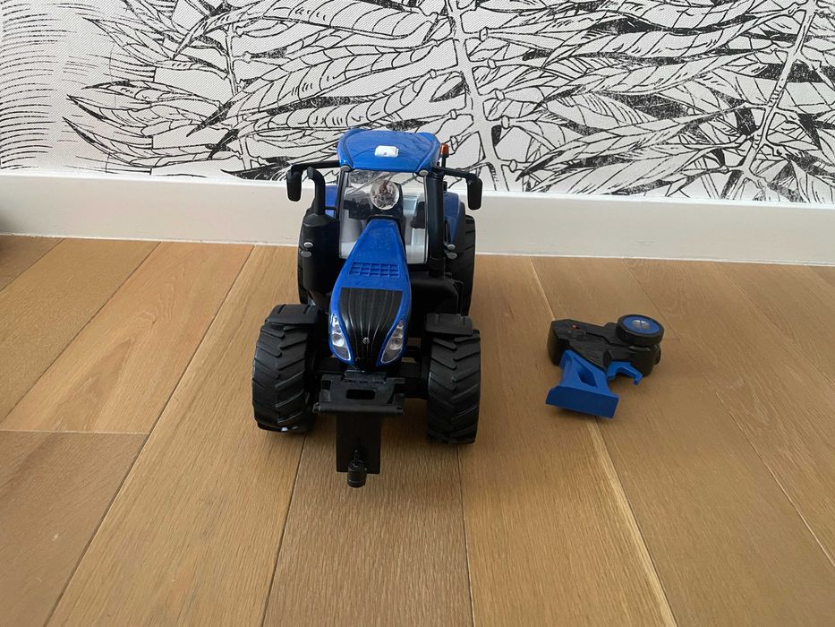 Tractor cu telecomanda, Maisto, New Holland, Negru/Albastru