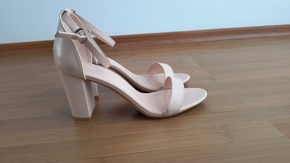 Sandale bej cu toc 8.5 cm, NOI, mărimea 41 mic