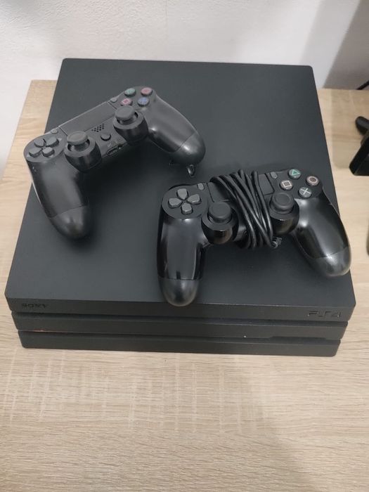 Vând PlayStation 4pro 1TB, 2 manete+15 jocuri