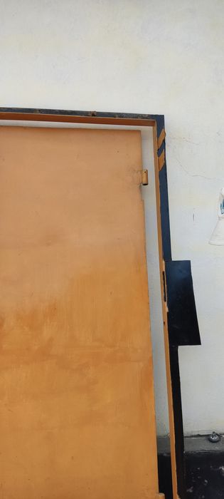 Продам железную дверь.
