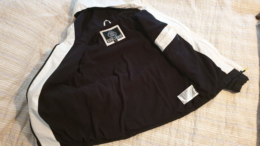 Продавам детско якенце