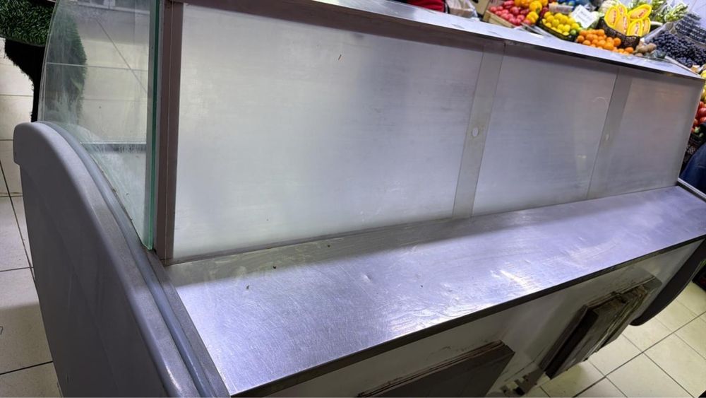 Продается витринный холодильник